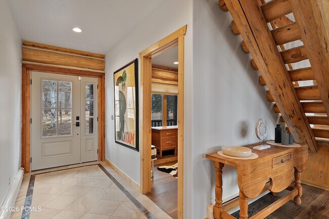 Building Photo - 948 S Foothill Dr