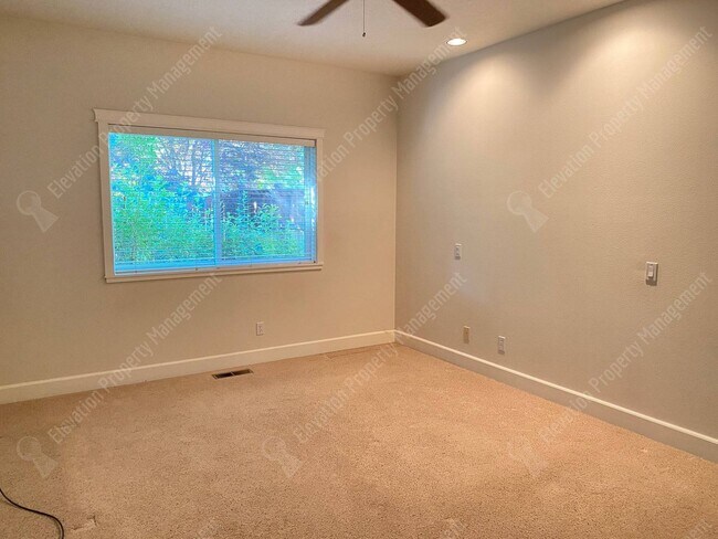 Building Photo - 3-BR 2-BA Boyd Acres Beauty