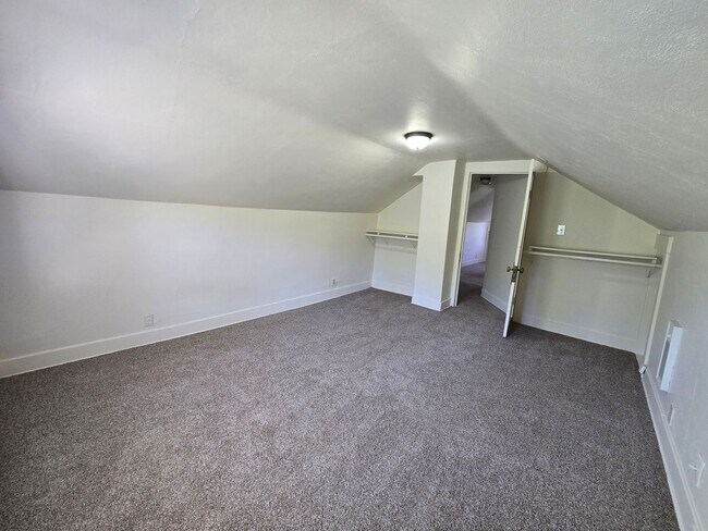 Building Photo - Garland District Home!