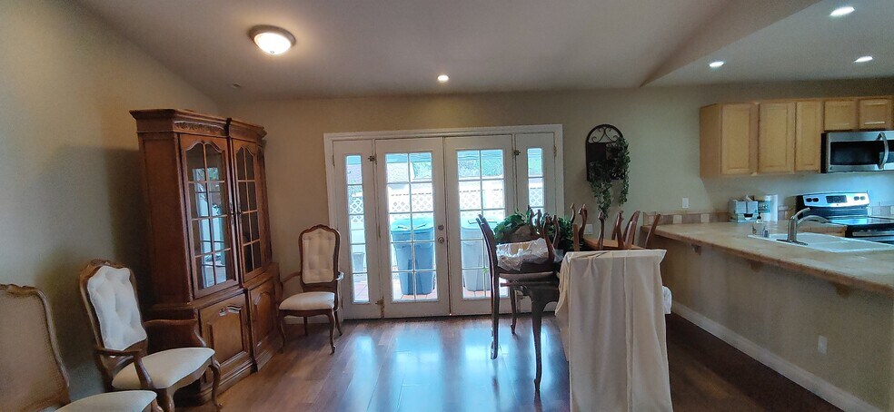 Living room - 250 Parkside Gln