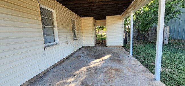Building Photo - 117 Austin St