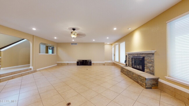 Building Photo - 801 Claravista Ln