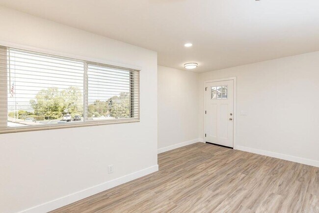 Building Photo - Remodeled 3 Bed 2 Bath Condo - Coastal Living at Its Finest