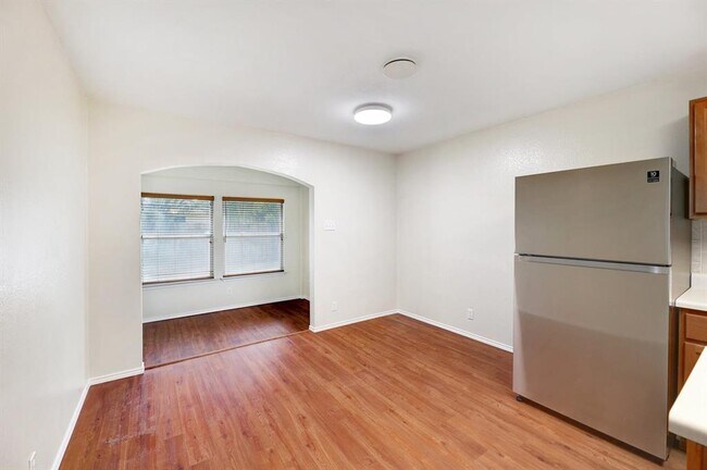 Building Photo - 301 Nicole Way