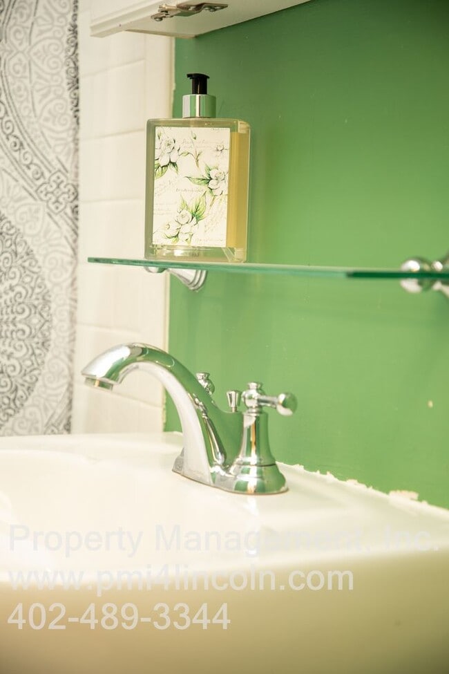 Building Photo - Remodeled, Furnished 1 Bedroom Apartment Available Now!