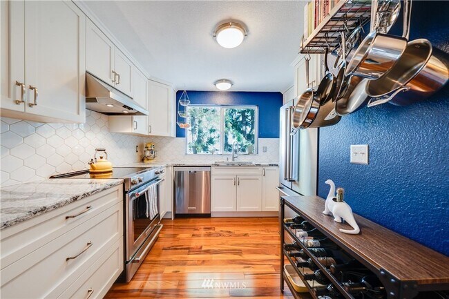 Building Photo - Beautifully Remodeled 2 bed/1.5 Bath Townh...
