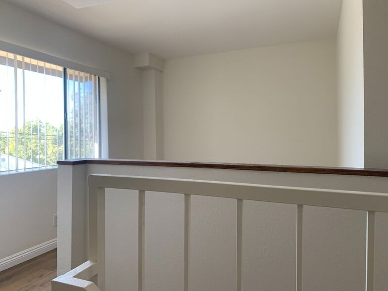 Building Photo - 1116 Elm Ave