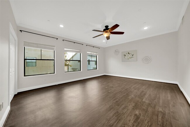 Building Photo - 2609 Riverside Dr