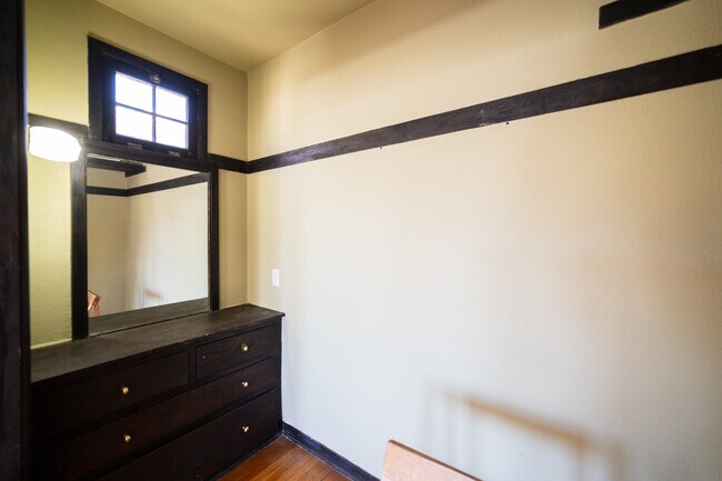 Building Photo - 836 Silverlake Blvd-