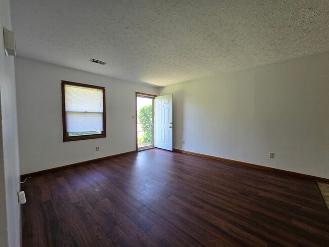 Building Photo - Thompson Dr