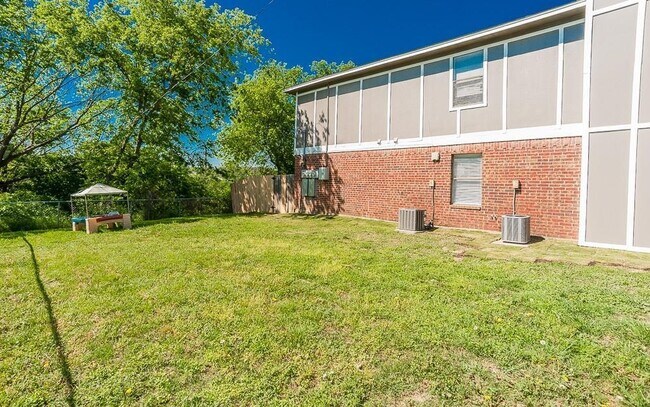 Building Photo - 8117 Foxfire Ln