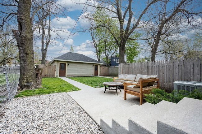 Building Photo - 721-721 Woodruff Pl E Dr