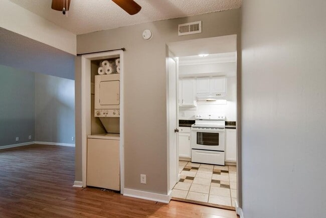 Building Photo - Awesome 1.5-bath condo in Bellevue featuring a private patio overlooking expansive green space.