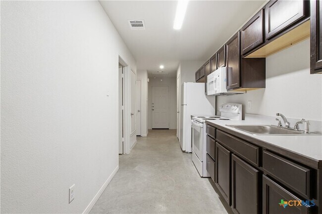 Building Photo - 912 S 6th St