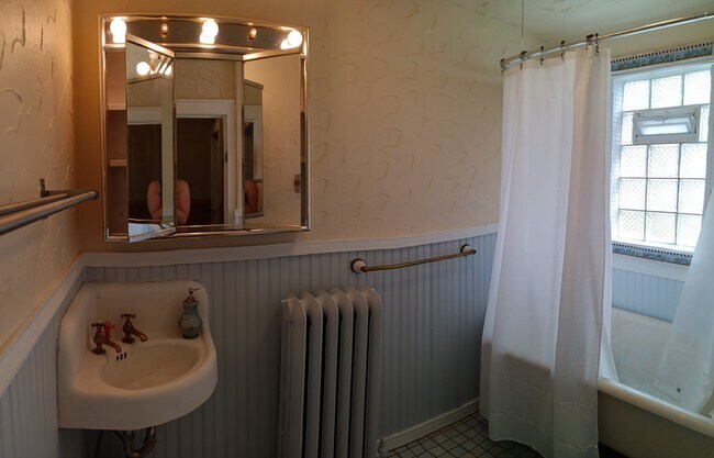 Building Photo - 2009 2nd St NE