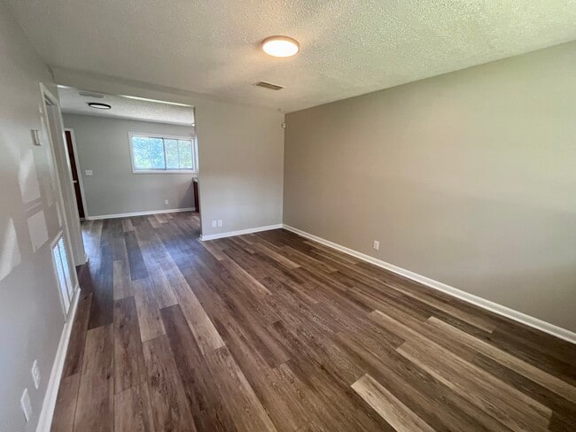 Building Photo - 609 Hemlock St