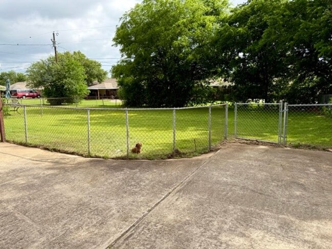 Building Photo - 2BD/2BA duplex in Hewitt!