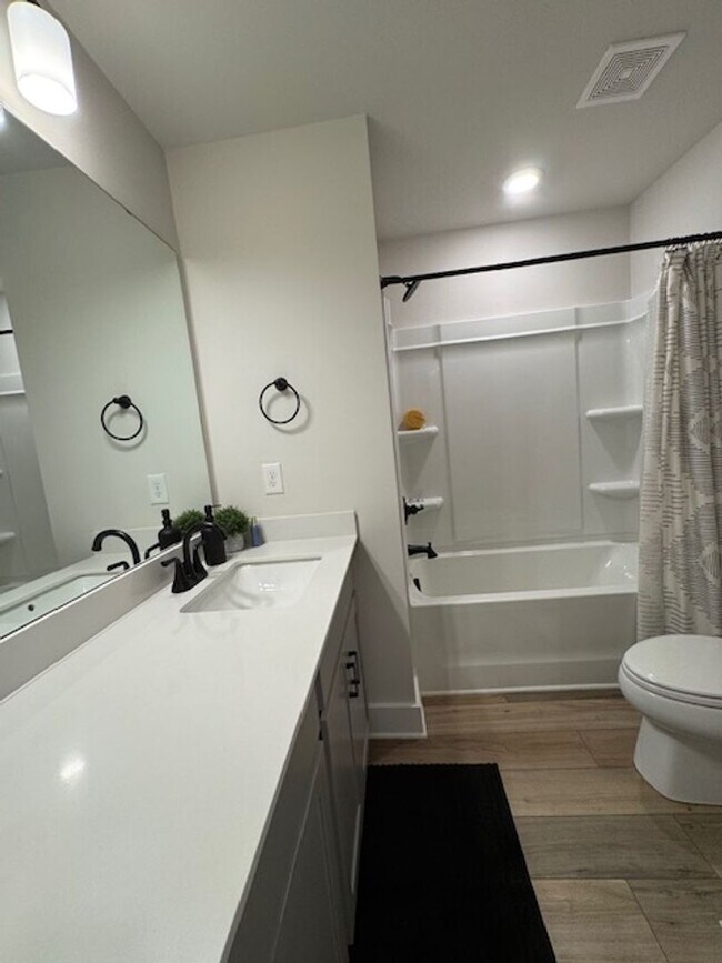 Building Photo - Move In Ready - 3 Bedrooms, 2.5 Baths. Hic...