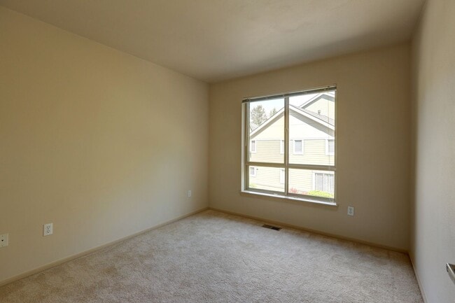 Building Photo - Gorgeous 3BR 2.5BA Issaquah Town Home Avai...