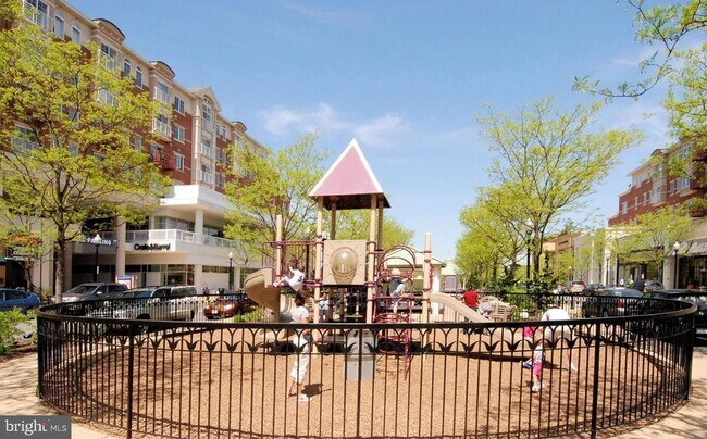 Building Photo - 900 N Garfield St