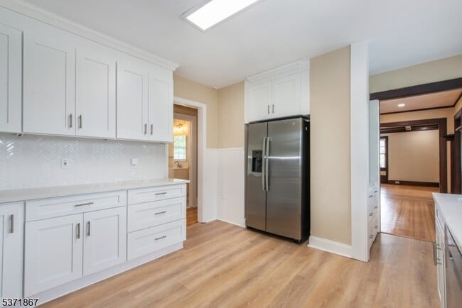 Building Photo - 50 Walnut Crescent