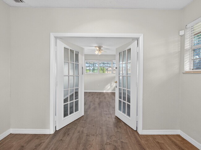 Building Photo - 566 SE Damask Ave