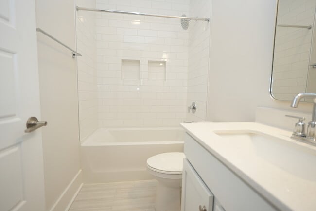 Building Photo - A beautiful home with 4 beds and 3 bath in...
