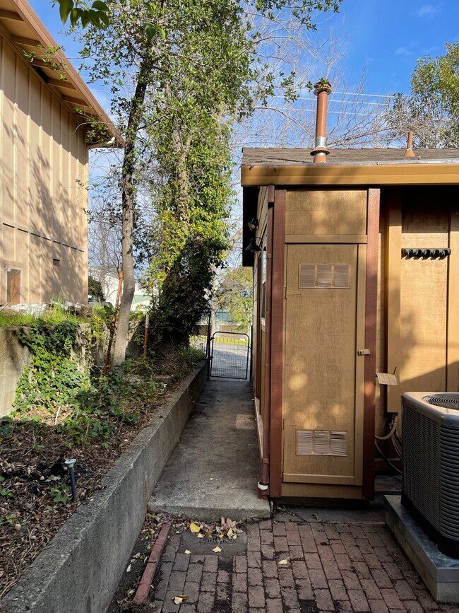 Building Photo - CHARMING 4 BED 2 BATH HOUSE NEAR DOWNTOWN