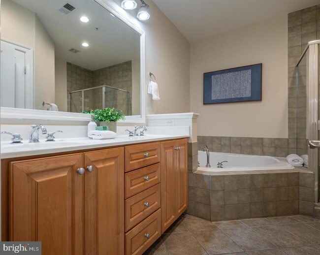 Building Photo - 420 Cook St