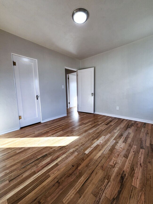 Building Photo - Charming Home with Large Backyard!
