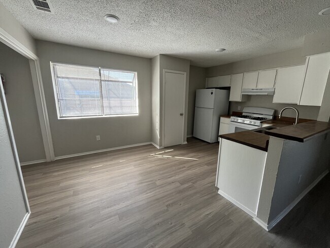 Building Photo - 815 Bracewood Cir