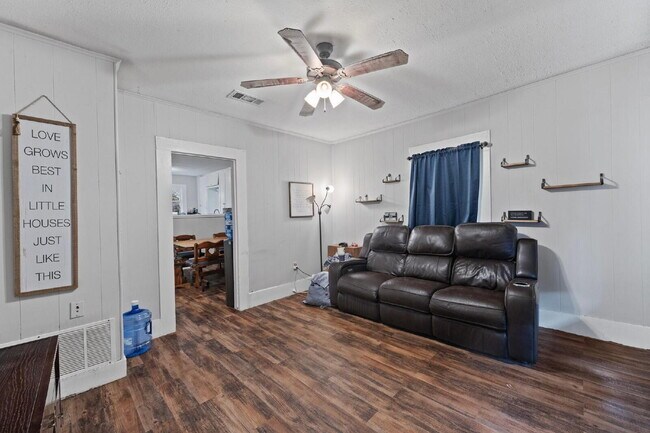 Building Photo - Cozy 2 bedroom on corner lot with privacy ...