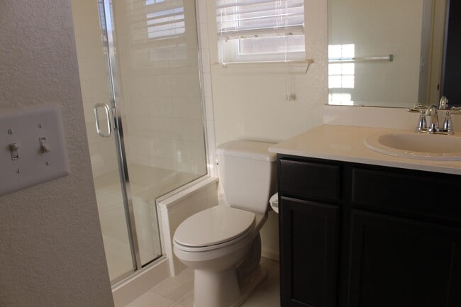 Building Photo - Move-In Ready Townhome with Open Space Vie...