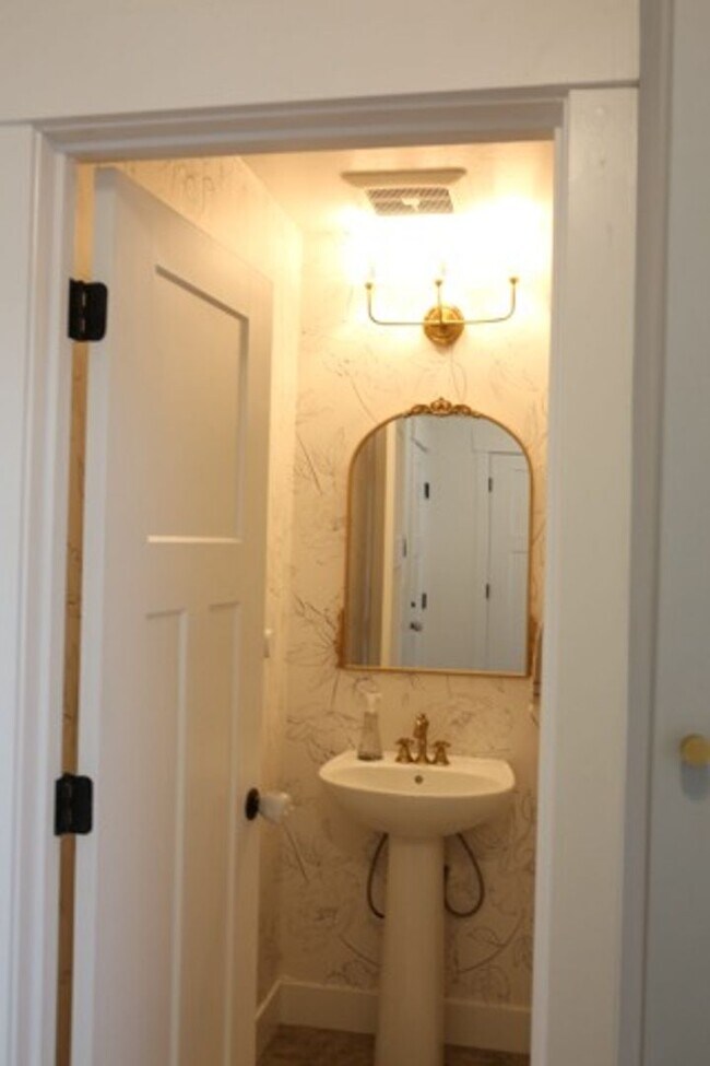 Building Photo - Modern 3 Bedroom Saratoga Springs Home!