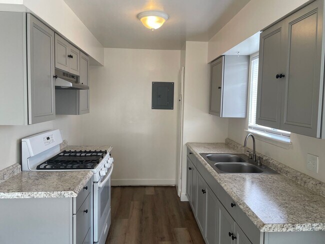 Building Photo - 1414 W Vassar Ave