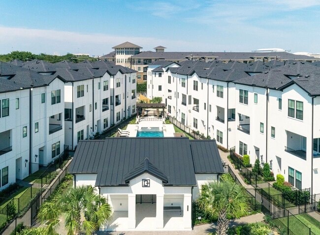 Building Photo - 2802 Grand Fountains Dr