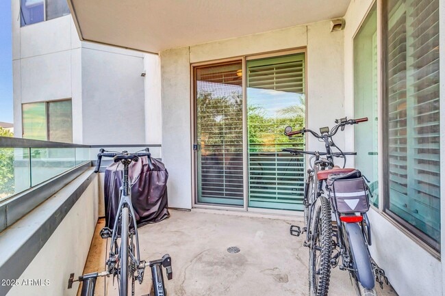 Building Photo - 945 E Playa Del Norte Dr