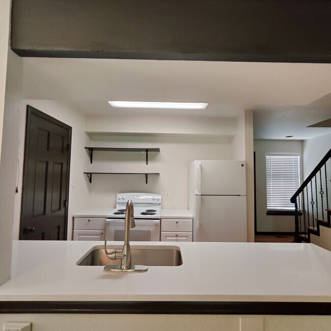 Building Photo - 3BR/2.5BA Townhome for Rent