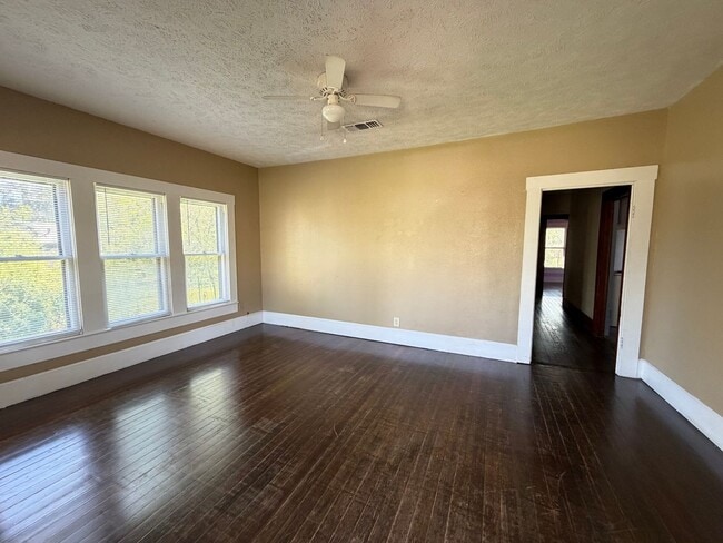 Building Photo - 4 bedroom 2 bath house!