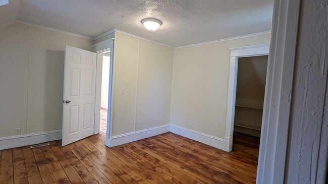 Building Photo - 384 Iona Ave