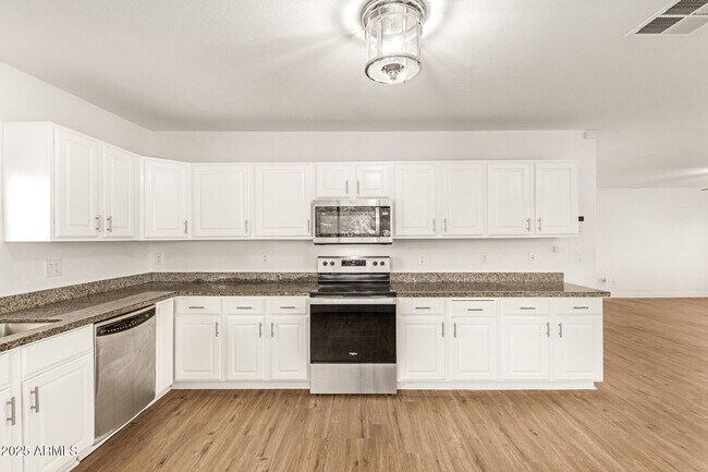 Building Photo - 407 E Eason Ave