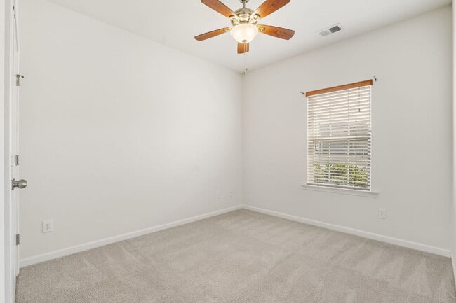 Building Photo - "Charming 3-Bed Oasis with 2 Full Baths in Ladson - 1,283 Sq Ft of Comfort!"