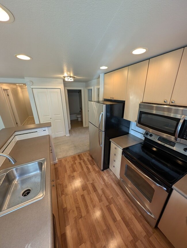 Building Photo - High End 3 Br Condo off of Bothell-Everett...
