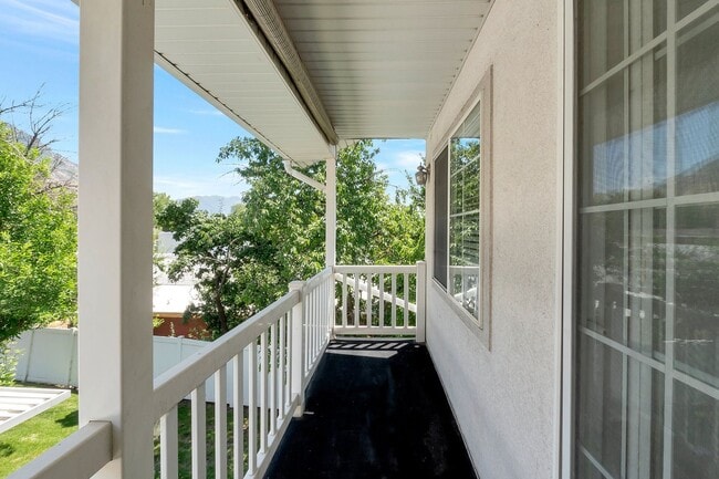 Building Photo - Peaceful Provo Row End Townhome