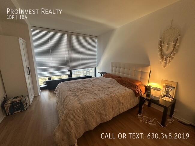 Building Photo - Available Now! Spacious 1bed/1bath in Stre...