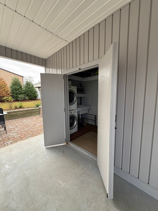 Building Photo - 334 NE 48th St