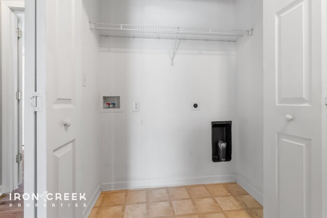 Building Photo - Stylish 2BR/2.5BA Townhome in Desirable Fl...