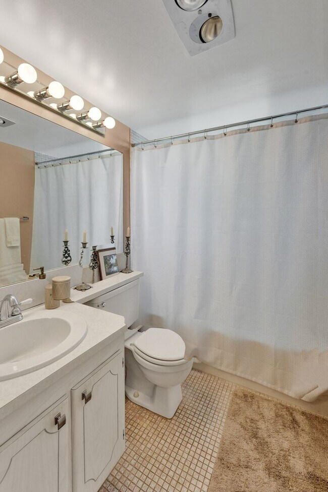 Building Photo - Beautiful fully furnished 2 bedroom 1.5 bath.
