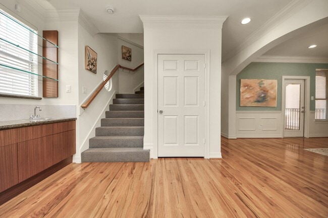 Building Photo - 825 Rosine St