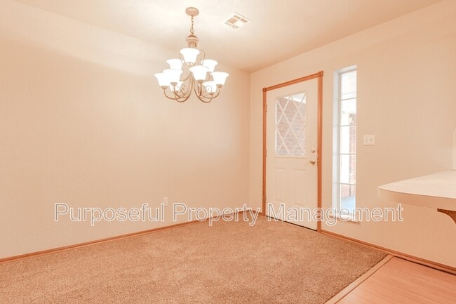 Building Photo - 607 Bob White Dr